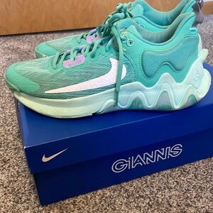 Men’s Sz 8.5 mint green Nike basketball shoes (Giannis Immortality 2)